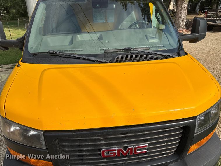 image for item DT3250 2019 GMC Savana G3500 box truck