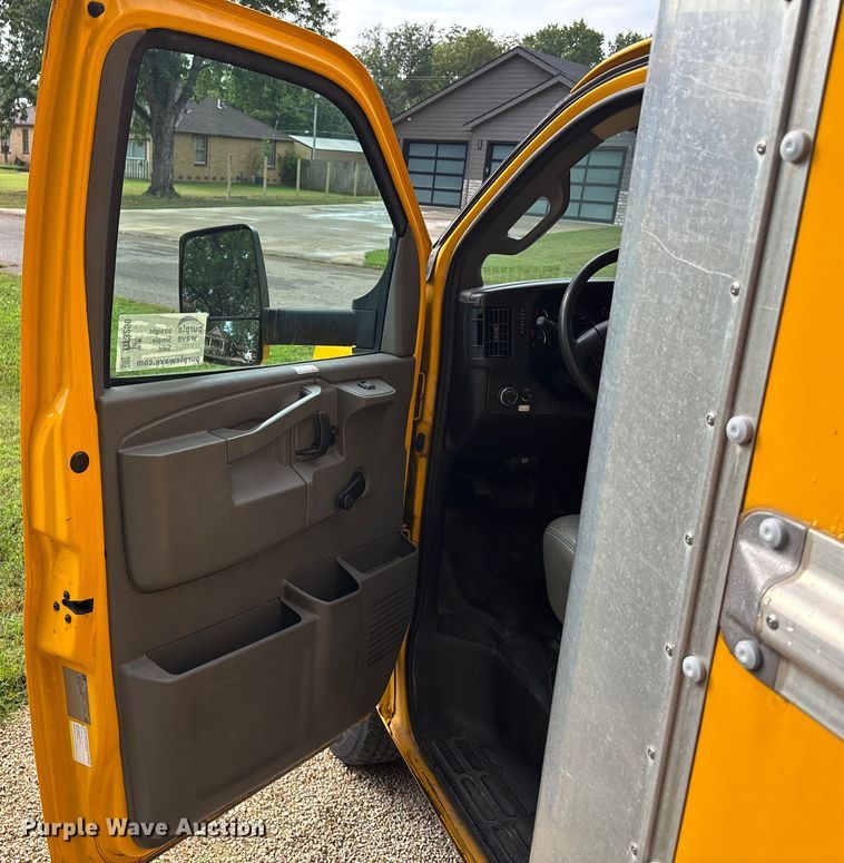 image for item DT3250 2019 GMC Savana G3500 box truck