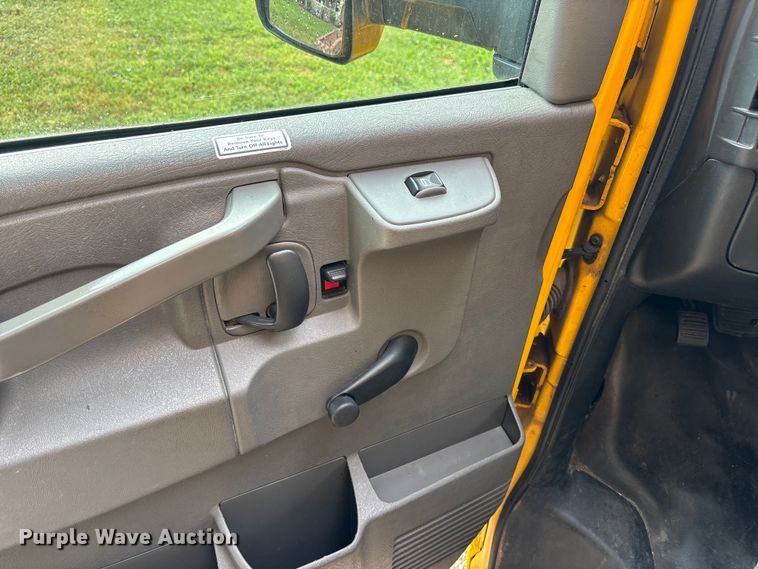 image for item DT3250 2019 GMC Savana G3500 box truck