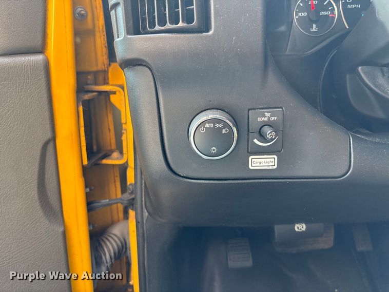 image for item DT3250 2019 GMC Savana G3500 box truck