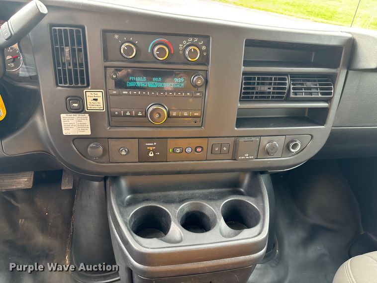 image for item DT3250 2019 GMC Savana G3500 box truck