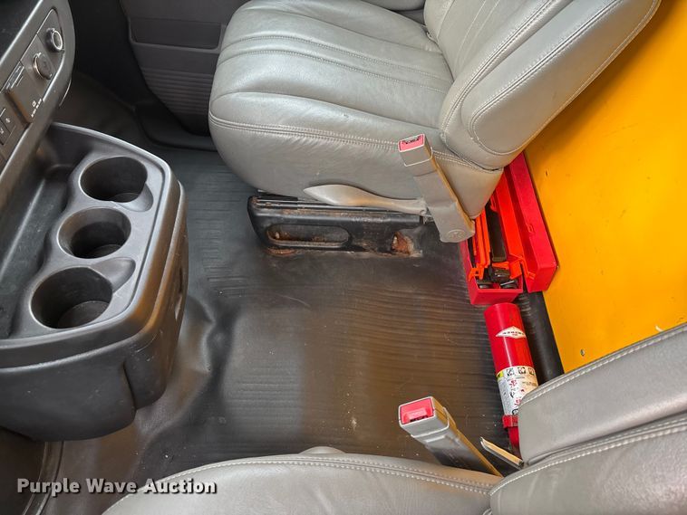 image for item DT3250 2019 GMC Savana G3500 box truck