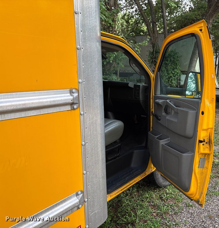 image for item DT3250 2019 GMC Savana G3500 box truck