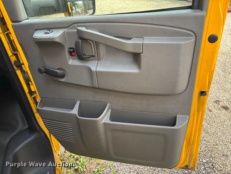 image for item DT3250 2019 GMC Savana G3500 box truck