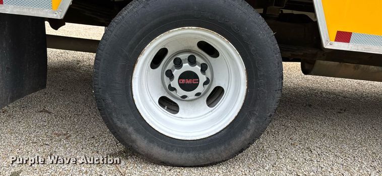 image for item DT3250 2019 GMC Savana G3500 box truck