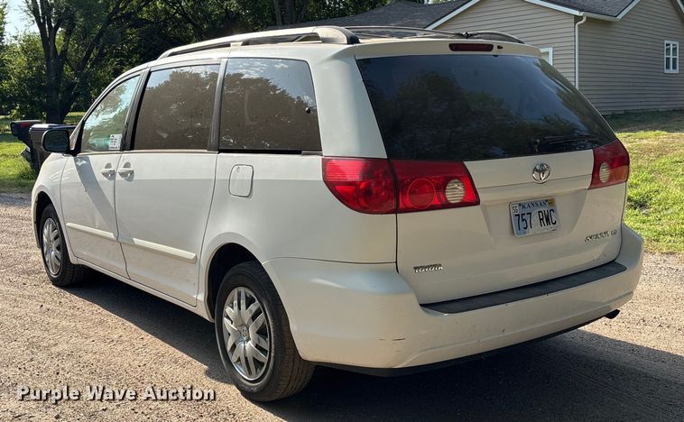 image for item DT3339 2008 Toyota Sienna van