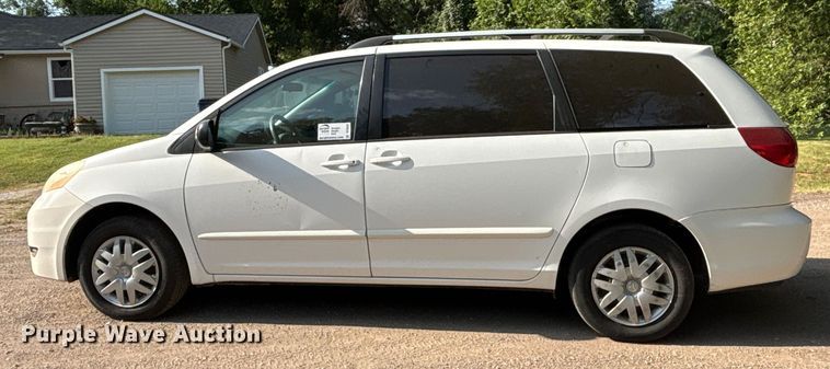 image for item DT3339 2008 Toyota Sienna van