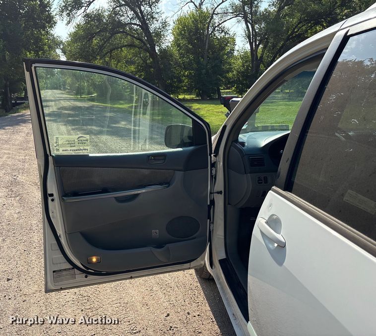 image for item DT3339 2008 Toyota Sienna van