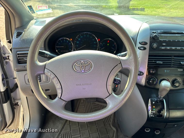 image for item DT3339 2008 Toyota Sienna van