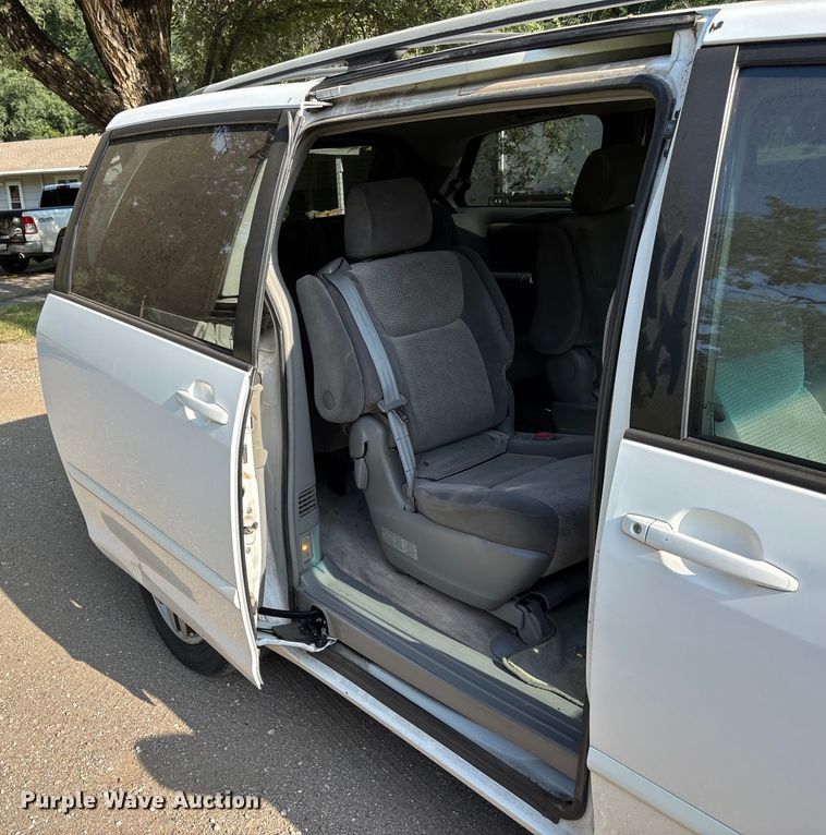 image for item DT3339 2008 Toyota Sienna van