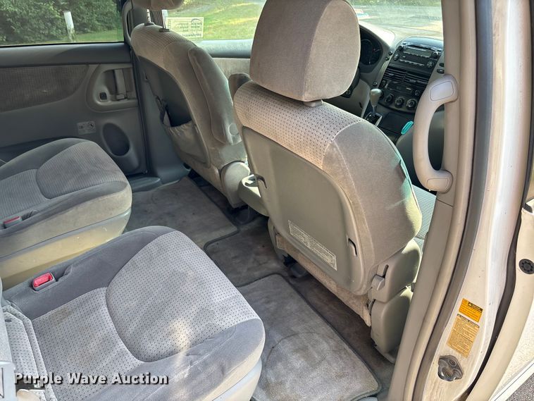 image for item DT3339 2008 Toyota Sienna van