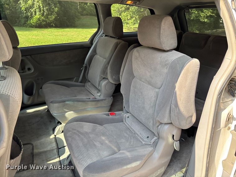 image for item DT3339 2008 Toyota Sienna van