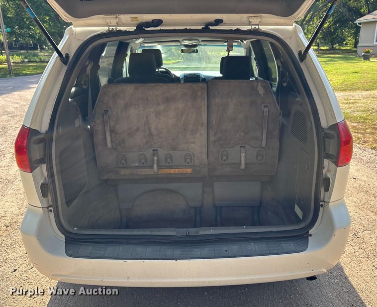 image for item DT3339 2008 Toyota Sienna van