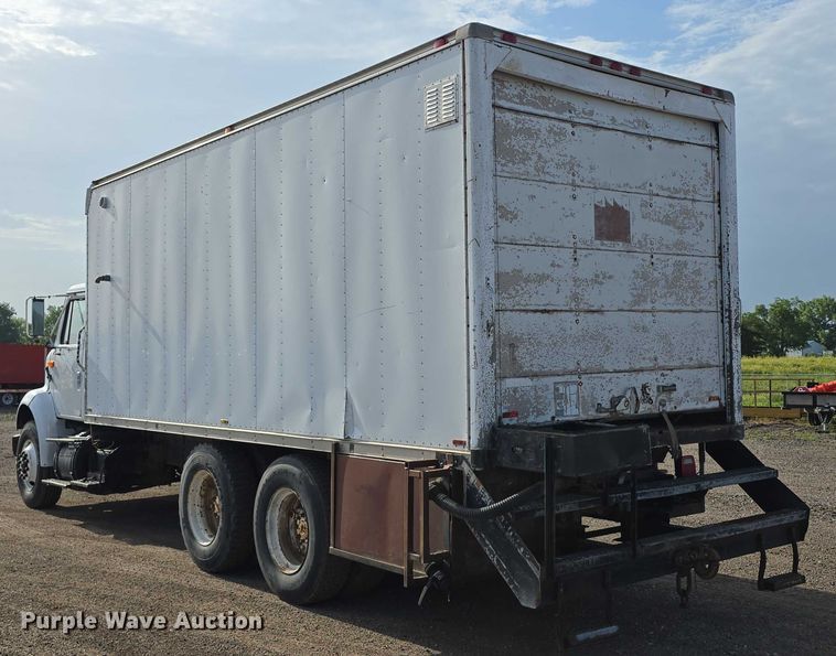 image for item DT6975 1991 International 8100 box truck
