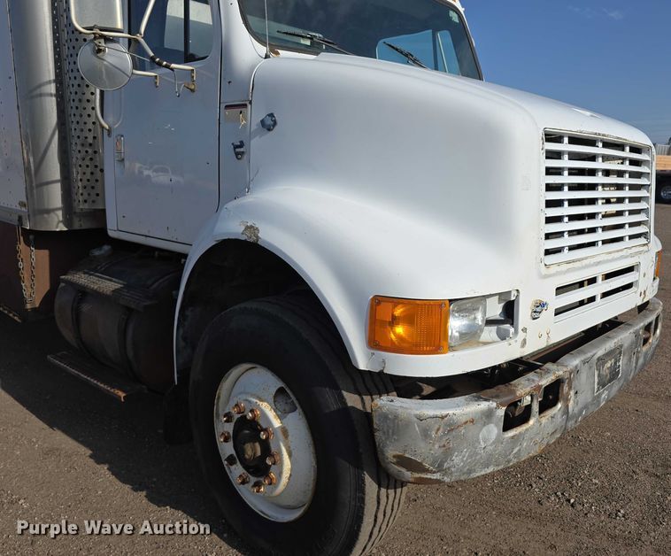 image for item DT6975 1991 International 8100 box truck