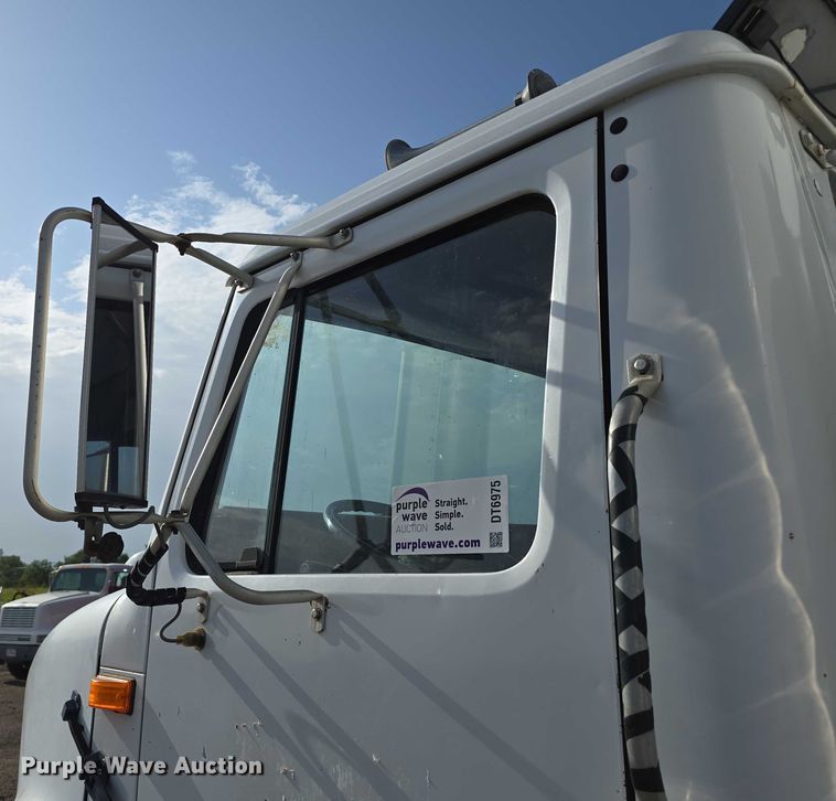 image for item DT6975 1991 International 8100 box truck