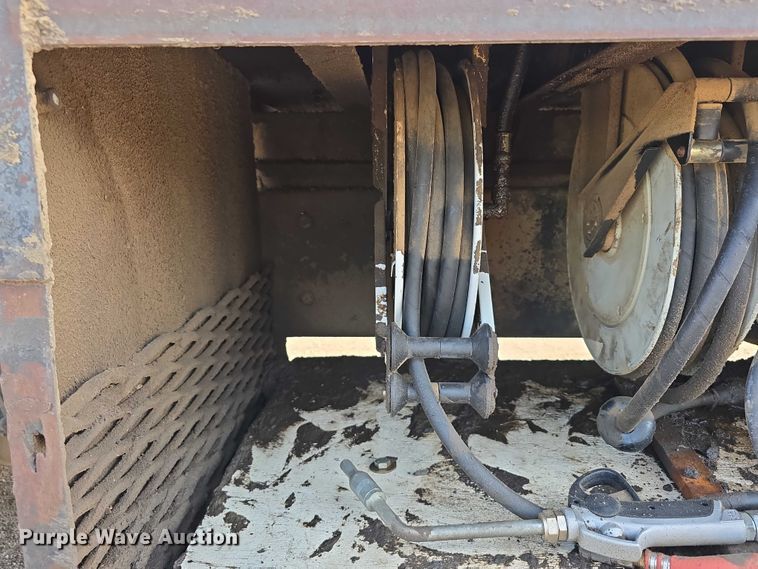 image for item DT6975 1991 International 8100 box truck