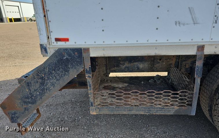 image for item DT6975 1991 International 8100 box truck