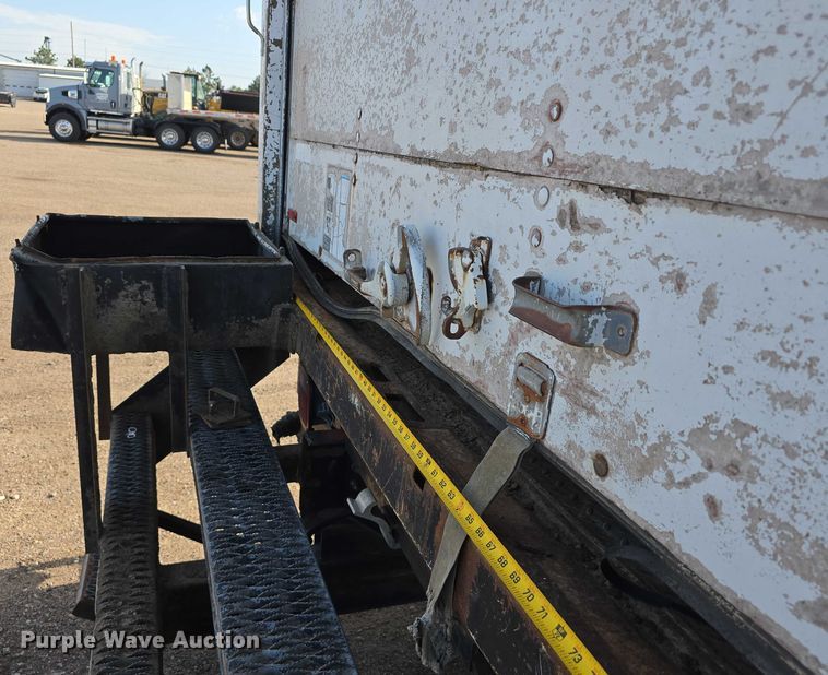 image for item DT6975 1991 International 8100 box truck