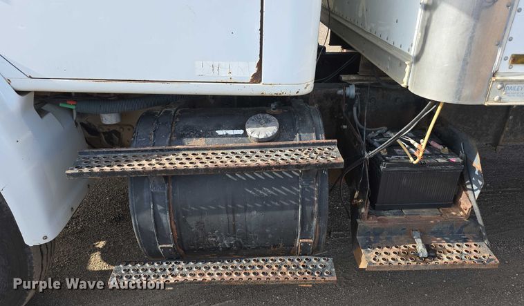 image for item DT6975 1991 International 8100 box truck