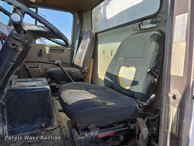 image for item DT6975 1991 International 8100 box truck