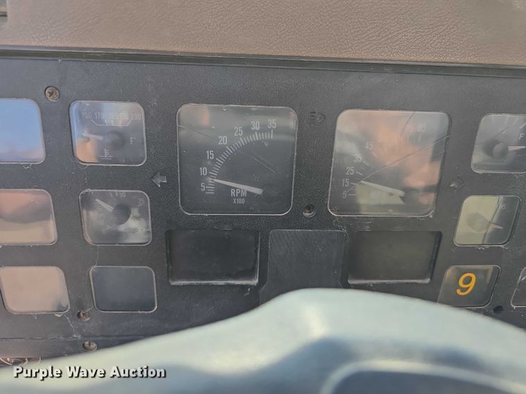 image for item DT6975 1991 International 8100 box truck