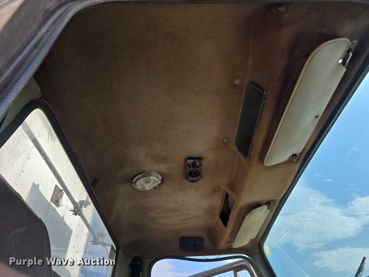 image for item DT6975 1991 International 8100 box truck