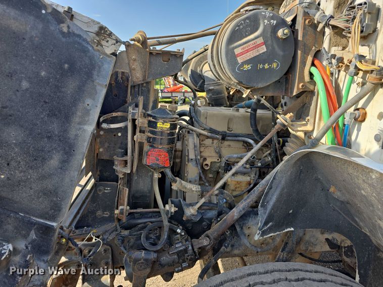 image for item DT6975 1991 International 8100 box truck