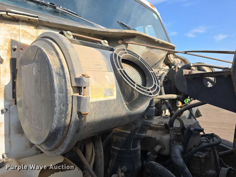 image for item DT6975 1991 International 8100 box truck