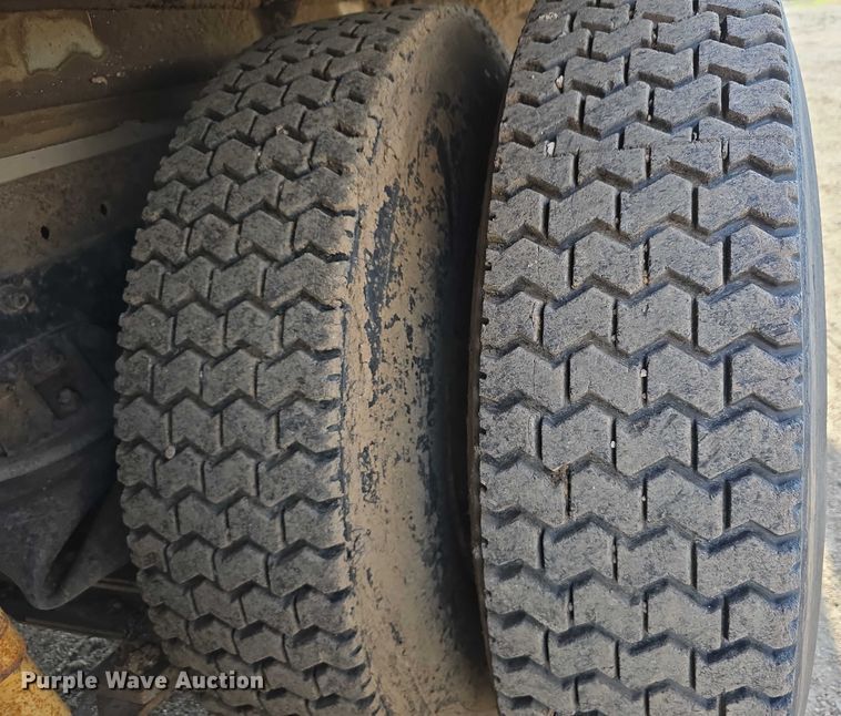 image for item DT6975 1991 International 8100 box truck