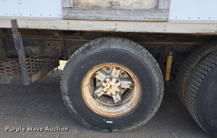 image for item DT6975 1991 International 8100 box truck