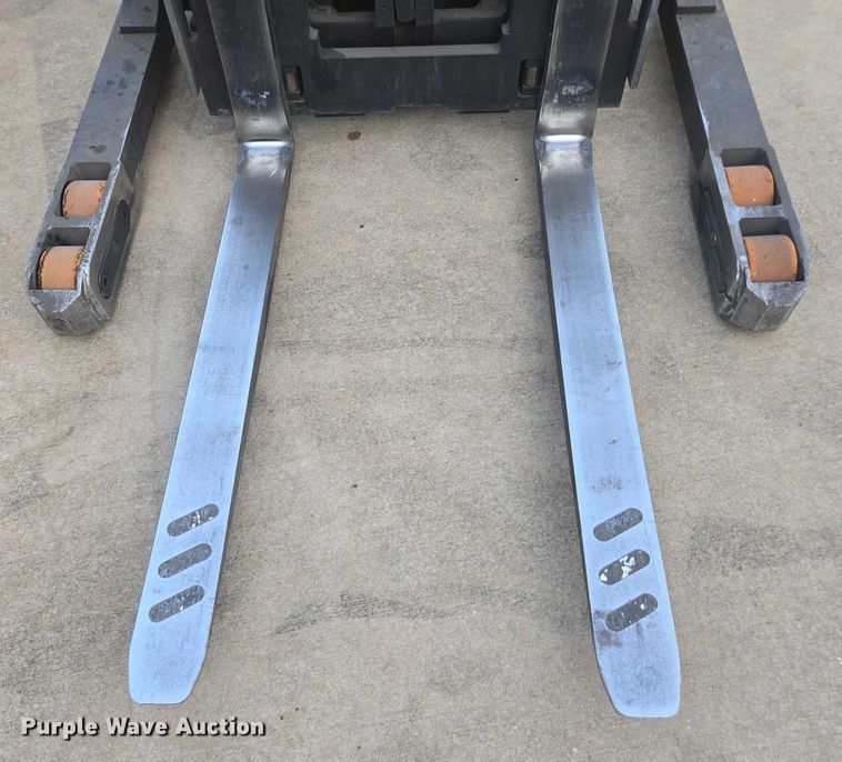 image for item DU2506 2012 Crown RD5725-30 reach truck