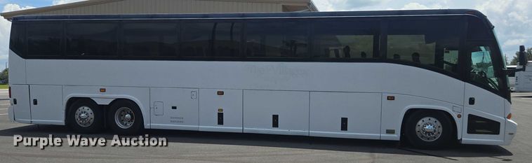 image for item DU7958 1999 Motor Coach Industries coach bus