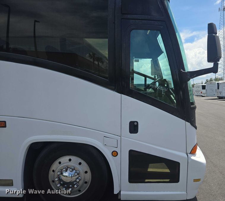 image for item DU7958 1999 Motor Coach Industries coach bus