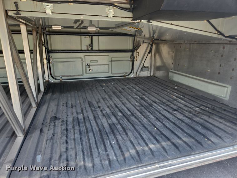 image for item DU7958 1999 Motor Coach Industries coach bus