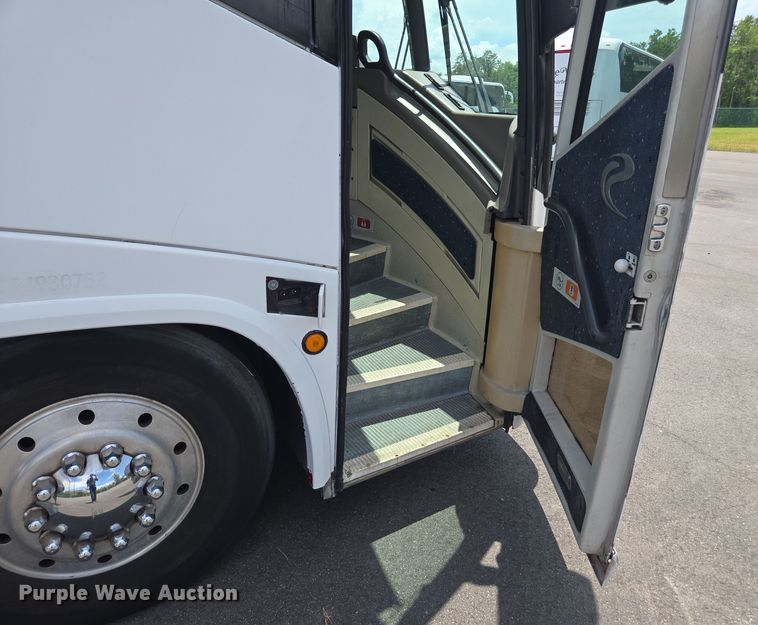 image for item DU7958 1999 Motor Coach Industries coach bus