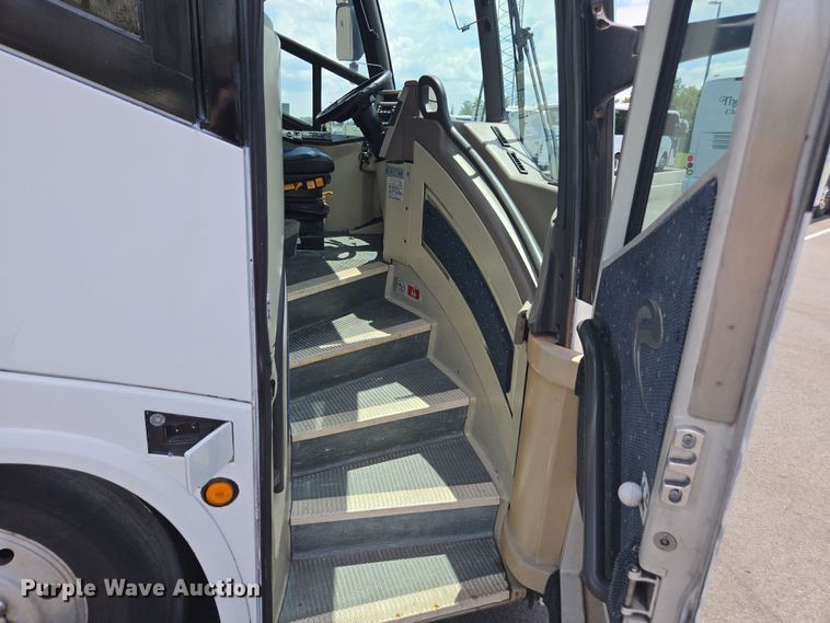 image for item DU7958 1999 Motor Coach Industries coach bus