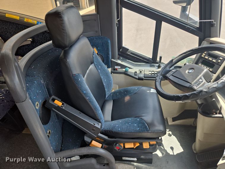 image for item DU7958 1999 Motor Coach Industries coach bus