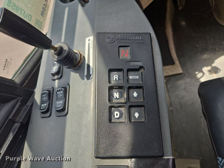 image for item DU7958 1999 Motor Coach Industries coach bus