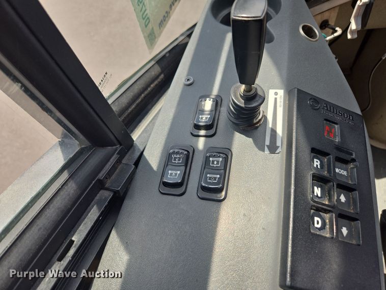 image for item DU7958 1999 Motor Coach Industries coach bus