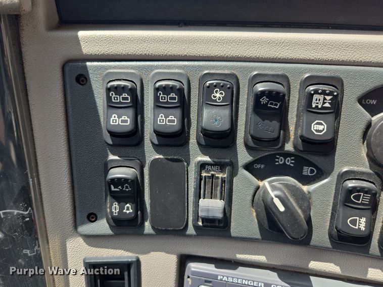 image for item DU7958 1999 Motor Coach Industries coach bus