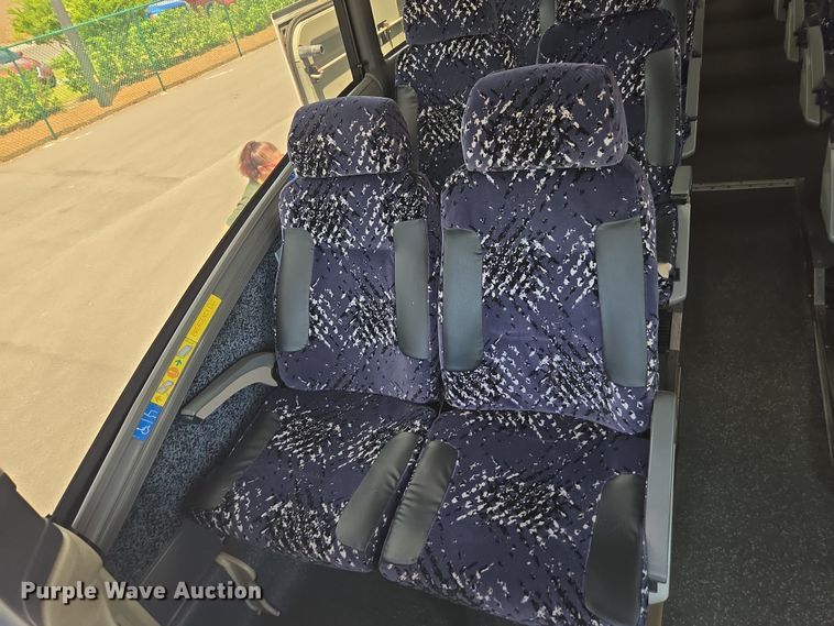 image for item DU7958 1999 Motor Coach Industries coach bus