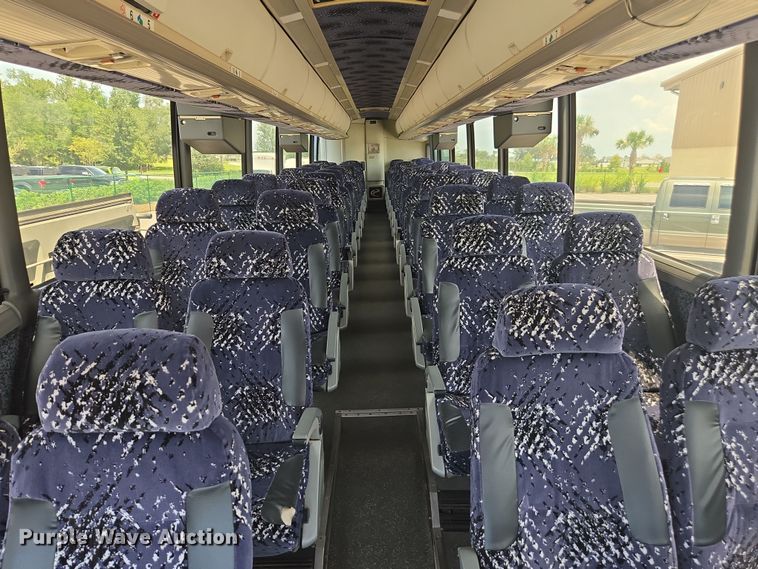 image for item DU7958 1999 Motor Coach Industries coach bus