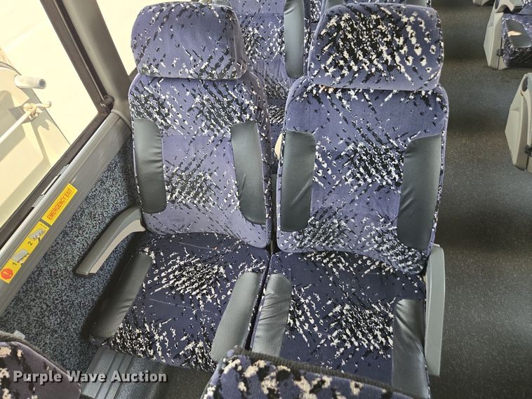 image for item DU7958 1999 Motor Coach Industries coach bus