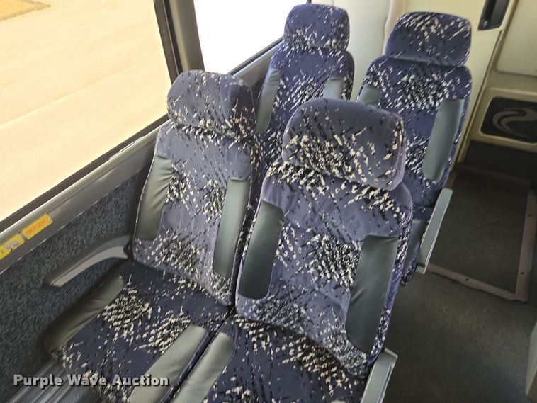 image for item DU7958 1999 Motor Coach Industries coach bus