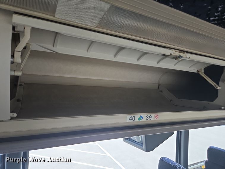 image for item DU7958 1999 Motor Coach Industries coach bus