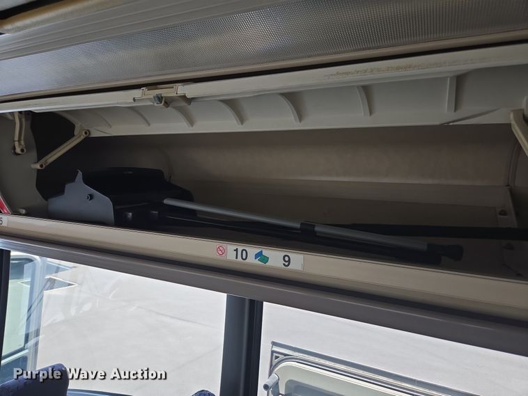 image for item DU7958 1999 Motor Coach Industries coach bus