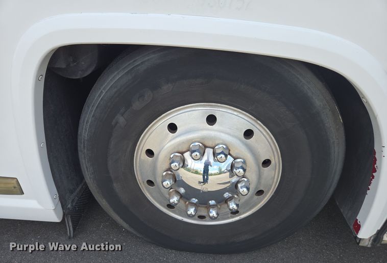 image for item DU7958 1999 Motor Coach Industries coach bus