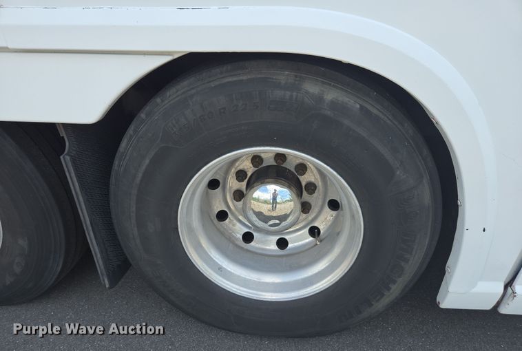 image for item DU7958 1999 Motor Coach Industries coach bus