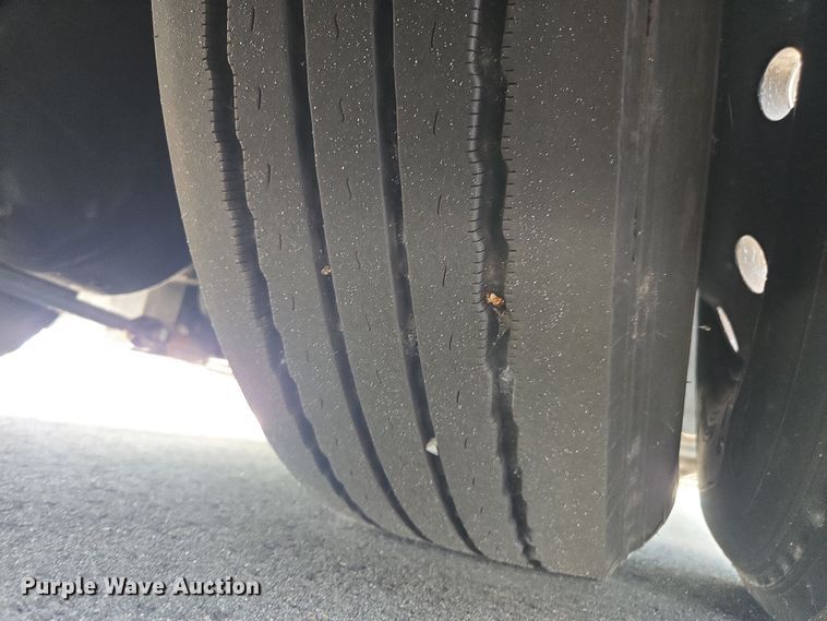 image for item DU7958 1999 Motor Coach Industries coach bus